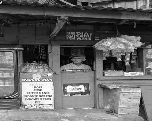 Pria menikmati kopi pagi sebelum bekerja