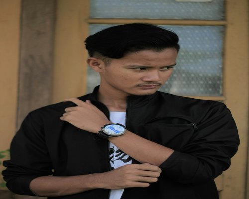 Pria memakai jam tangan